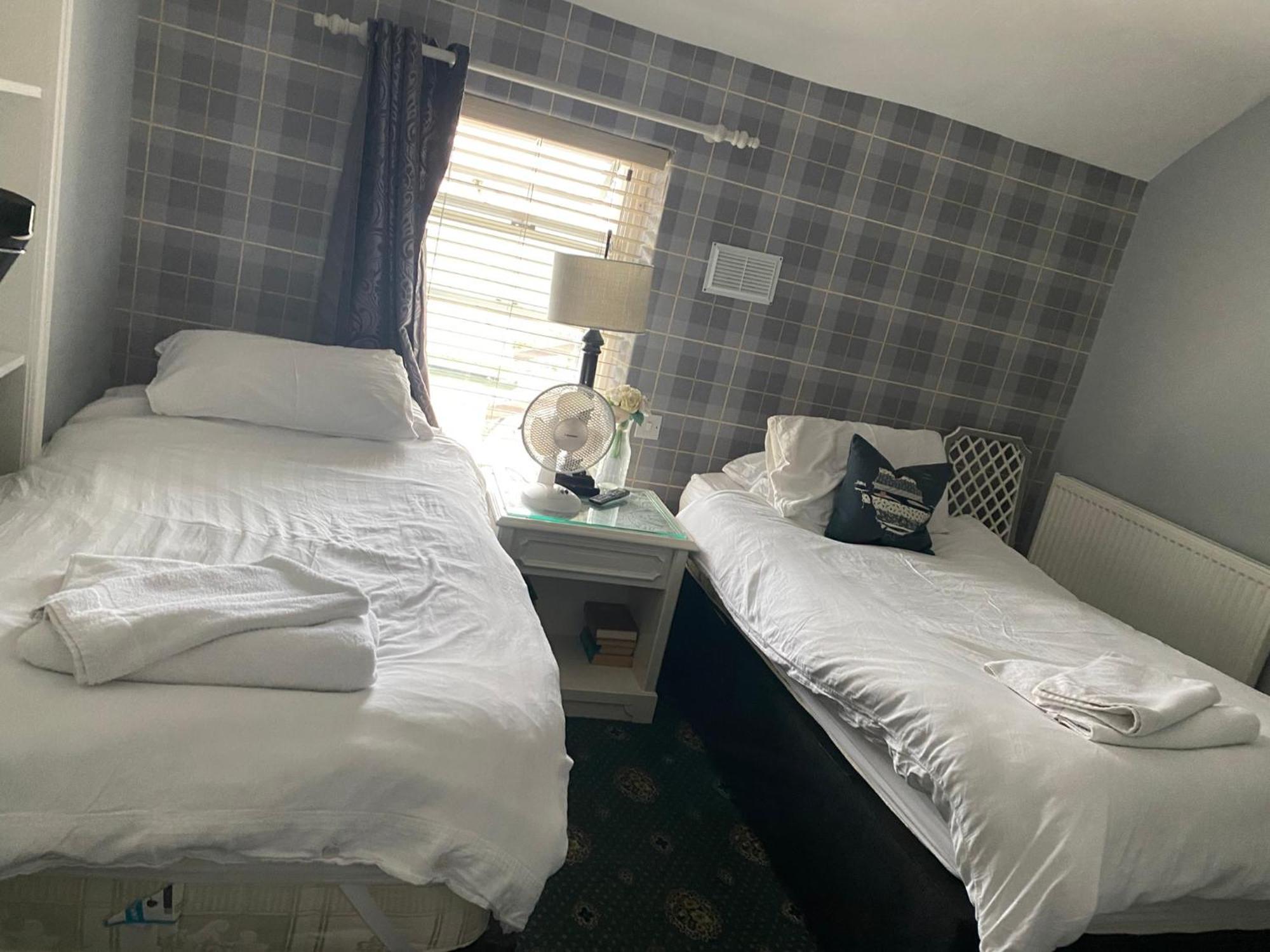 Holland Hotel Llanfachraeth エクステリア 写真